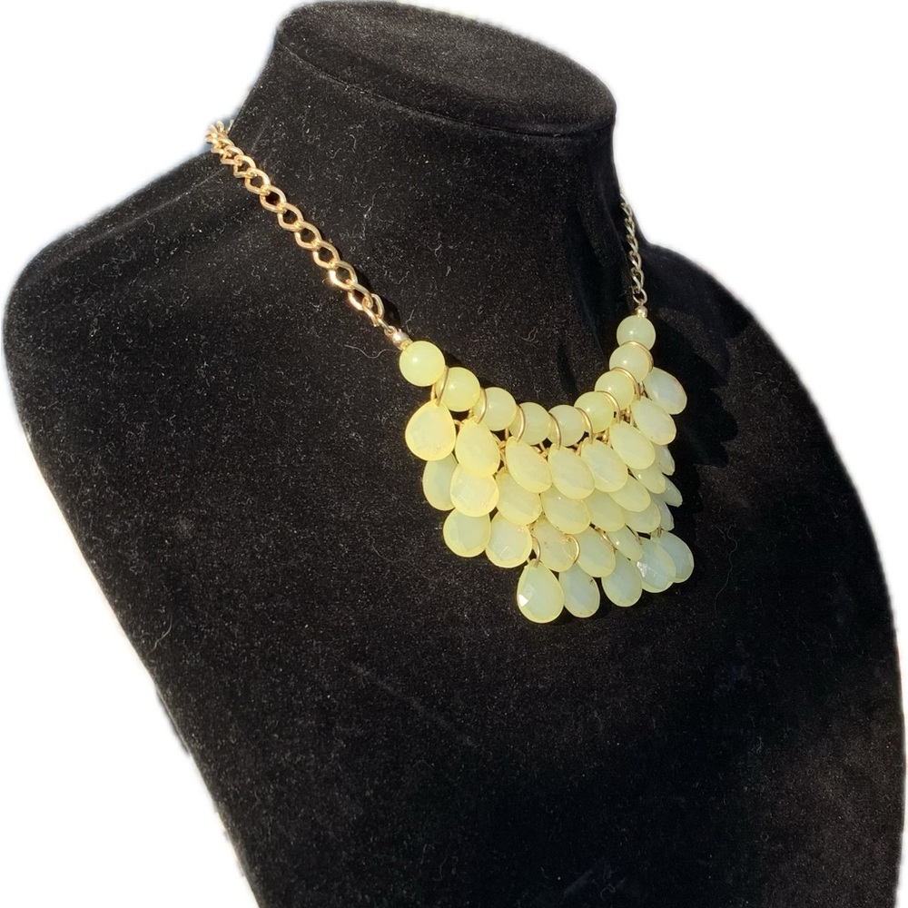 Tahari Elegant Gold chain yellow Cream beads statement Necklace 20” - Picture 3 of 7